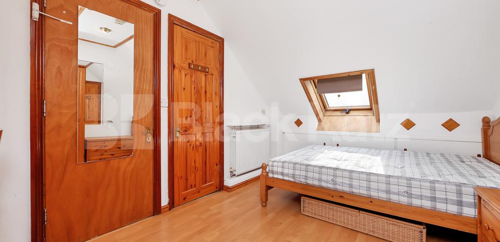 			LET , 5 Bedroom, 1 bath, 1 reception House			 Trundleys Road , Surrey Quays